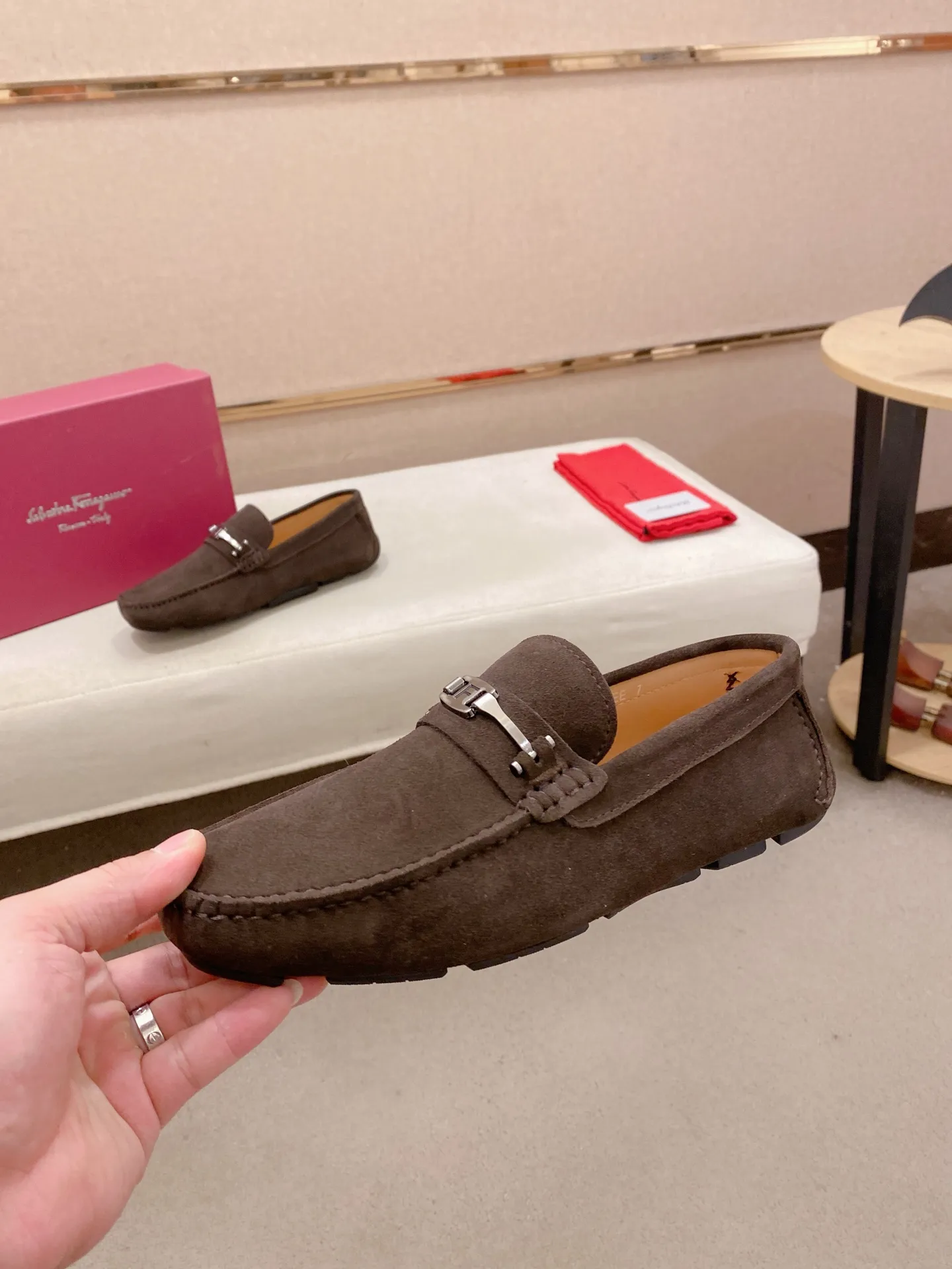 Factory price: 540💰High-end quality! Ferragamo🆕🆕Exclusive hot-selling products in stock🔥🔥New products on the shelves, high-quality Ferragamo men's pea shoes, high-end casual driving shoes, with complete packaging! 💪 💪 Material: imported suede cowhide 🐂 + imported high-quality water-dyed cowhide lining + wear-resistant outsole 👍🏻👍🏻 Features: high-end and comfortable, purely handmade 🚀 🚀 Create the perfect shoe that suits you best 🔥 🔥 Size: (38-44) 45 standard size can be customized!